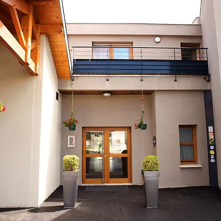 Hotel Aux Berges Du Rhone 3*